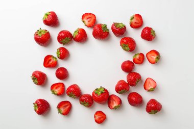 Beyaz arka planda taze olgun çilek çerçevesi, düz. Metin için boşluk
