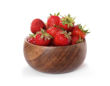 Taze olgun çilekler beyaz kasede izole edilmiş.