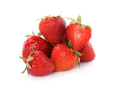 Birçok taze olgun çilek beyaz üzerine izole edilmiş.