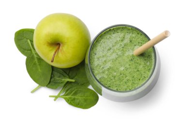 Lezzetli ıspanaklı smoothie ve malzemeler beyaz, üst manzara