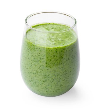 Beyaz üzerine izole edilmiş bir bardak sağlıklı ıspanak suyu.