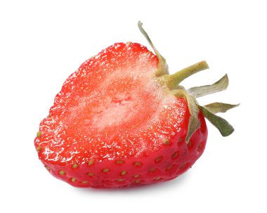 Taze çileğin yarısı beyaz üzerine izole edilmiş.