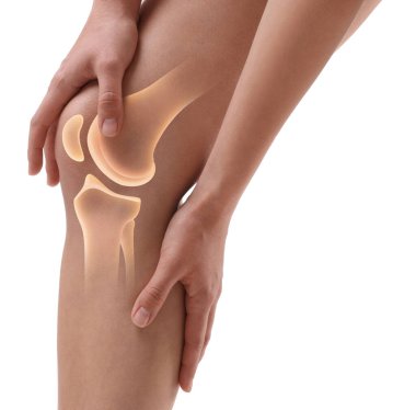 Diz anatomisi. Bacağında beyaz arkaplan olan kadın, yakın plan.