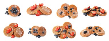 Beyaz arka planda taze böğürtlenli lezzetli Hollanda waffleları (stroopwafels), kolaj