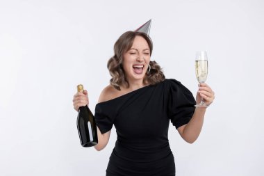 Doğum günü kutlaması. Beyaz arka planda köpüklü şarabı olan kadın.