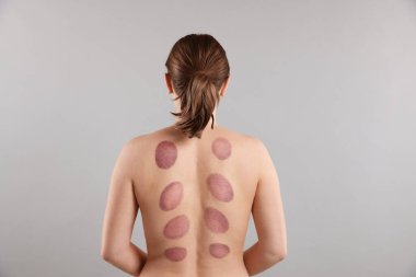 Gri arka planda terapi gören kadın.