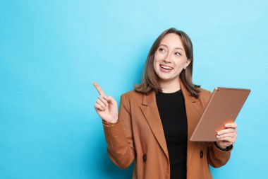 Açık mavi arkaplanda modern tabletli kadın, metin için boşluk