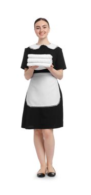 Beyaz arka planda temiz havlu yığını olan oda hizmetçisi.