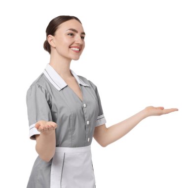 Beyaz arka planda mutlu oda hizmetçisinin portresi