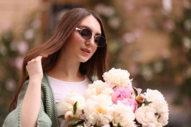 Güzel şakayık demeti olan çekici bir kadın.