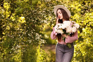 Parkta şakayık demeti olan güzel bir kadın. Metin için boşluk