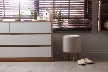 Evin çekmecesine yakın şık puf ve terlikler.