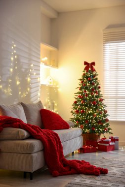 Güzel Noel ağacı ve odadaki diğer dekorlar. Şenlikli iç tasarım