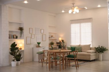 Odada rahat bir kanepe ve sandalyeli şık bir yemek masası. İç tasarım