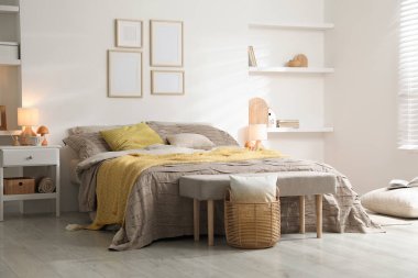 Yatak odasında güzel çarşafları olan rahat bir yatak.