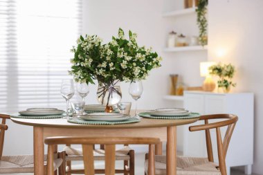 İçerideki yemek masasında bir buket güzel yasemin çiçeği