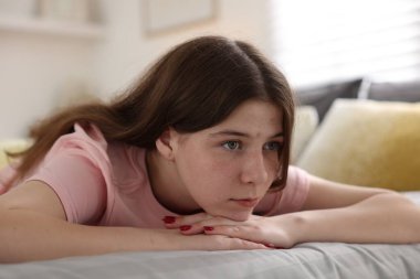 Depresyondaki genç kız evde yatakta.