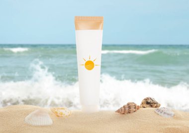 Güneş kremi ve plajda çizilen güneş kremi.