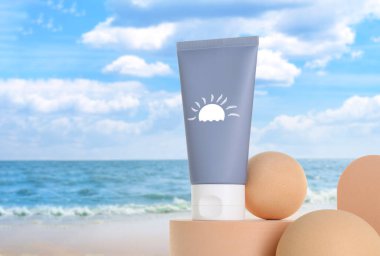 Güneş kremi ve plajda çizilen güneş kremi. Tarz sunumu