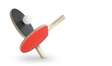 Masa tenisi raketleri ve top havadayken beyaz arka planda