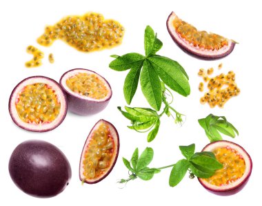 Tutku meyveleri ve yeşil yapraklar beyazlar üzerinde izole edilmiş.