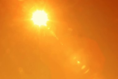 Sıcak yaz havasında turuncu gökyüzünde parlak güneş. Son derece yüksek sıcaklık