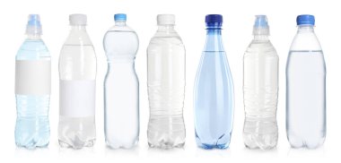 Beyaz arka planda su bulunan plastik şişeler, hazır.