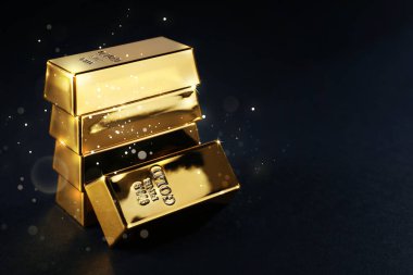 Siyah arka plan üzerine parlak altın külçeleri. Metin için yer