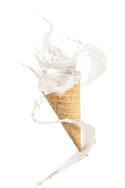 Waffle külahında lezzetli dondurma ve beyaz arka planda süt sıçraması.