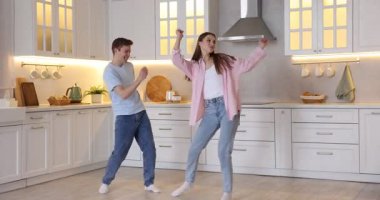 Mutfakta dans eden mutlu genç çift.