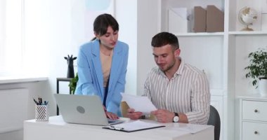 Ofiste müşteriyle çalışan bir danışman, içeri ve dışarı hareket eden bir kamera. İş toplantısı