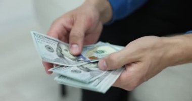 Parasını içeride sayan adam, yakın çekim görüntüsü.