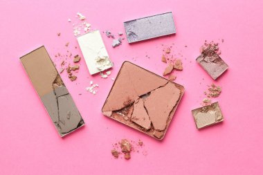 Pembe arka planda güzel göz farı dolguları, düz yatış.