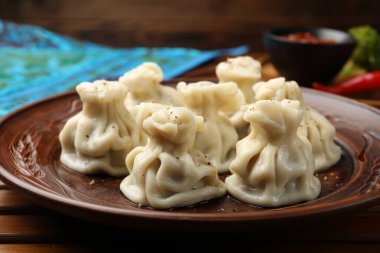 Ahşap masada servis edilen lezzetli khinkali, yakın plan.