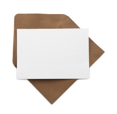 Boş davetiye kartı ve zarf beyaza izole edilmiş, üst manzara. Tasarım için boşluk