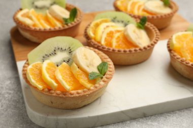 Gri desenli masada meyveli tart ve nane şekeri, yakın plan. Tatlı nefis.