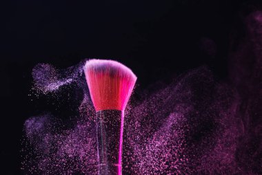Siyah arkaplanda göz farlı makyaj fırçası, yakın plan