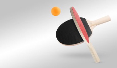 Masa tenisi raketleri ve top açık gri arka planda. Metin için alanı olan pankart tasarımı
