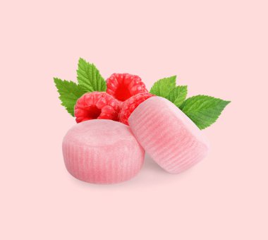 Nefis mochi ve pembe arka planda taze ahududu.