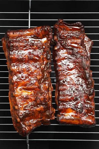 Izgarada leziz kızarmış domuz pirzolası.