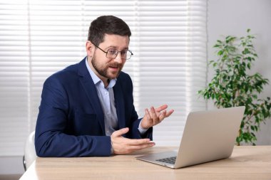 İçerideki masada dizüstü bilgisayarı olan internet hoparlörü.