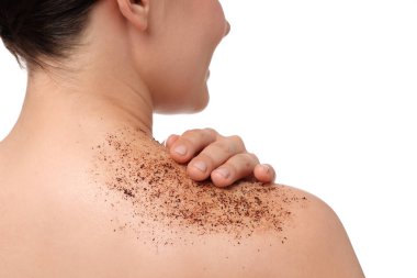 Omuzlarına beyaz arka plan ve arka plan üzerine vücut masajı yapan kadın.