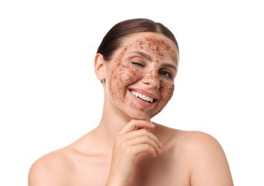 Yüzü fırçalanmış gülümseyen bir kadın beyaz arka plana göz kırpıyor.