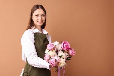 Koyu bej arka planda güzel şakayık demeti olan çiçekçi, mesaj için yer.