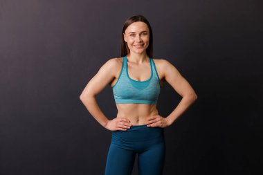 Siyah arka planda profesyonel eğitmenin portresi