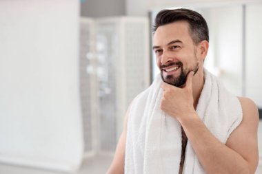 Banyoda tıraş olmadan önce gülümseyen adam. Metin için boşluk