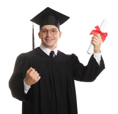 Mezun olduktan sonra beyaz arka planda diplomalı mutlu bir öğrenci.