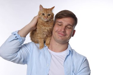 Beyaz arka planda sevimli kızıl kedisi olan adam.