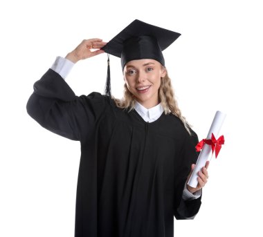 Mezun olduktan sonra beyaz arka planda diplomalı mutlu bir öğrenci.