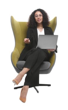 Beyaz arka planda dizüstü bilgisayarı olan profesyonel psikolog.